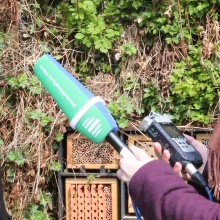 Ein Mikrofon des Deutschlandradios vor der Forschungsfassade UnaTerra