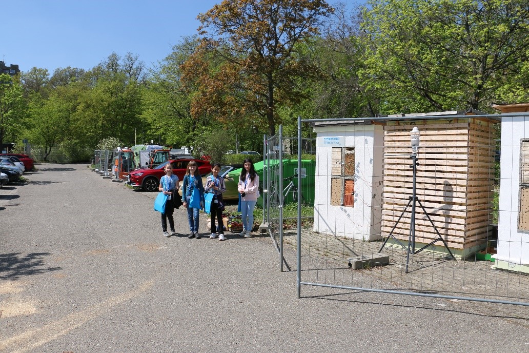 Teilnehmerinnen bei den Versuchsaufbauten und dem Bau von Wildbienen-Nisthilfen.