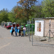 Teilnehmerinnen bei den Versuchsaufbauten und dem Bau von Wildbienen-Nisthilfen.